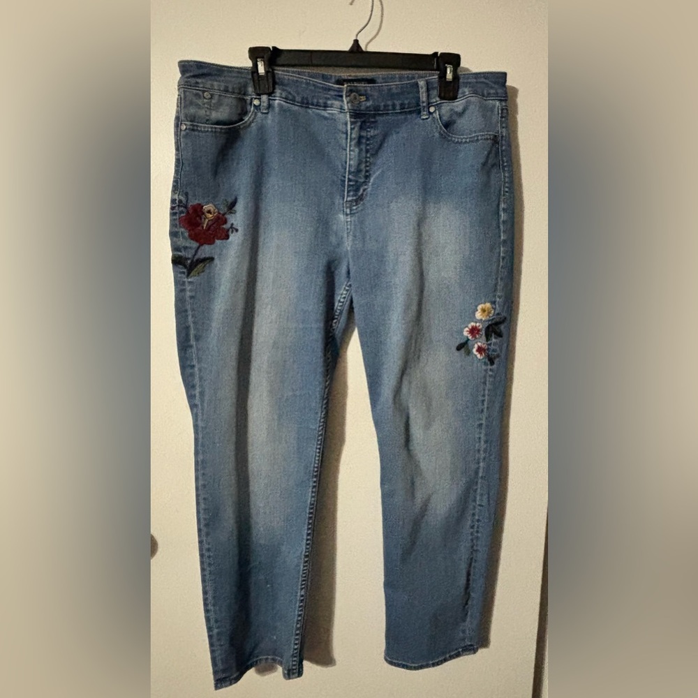 Talbots Straight Leg Jeans with Floral Embroidery Size 16P 10 1/2” Rise READ